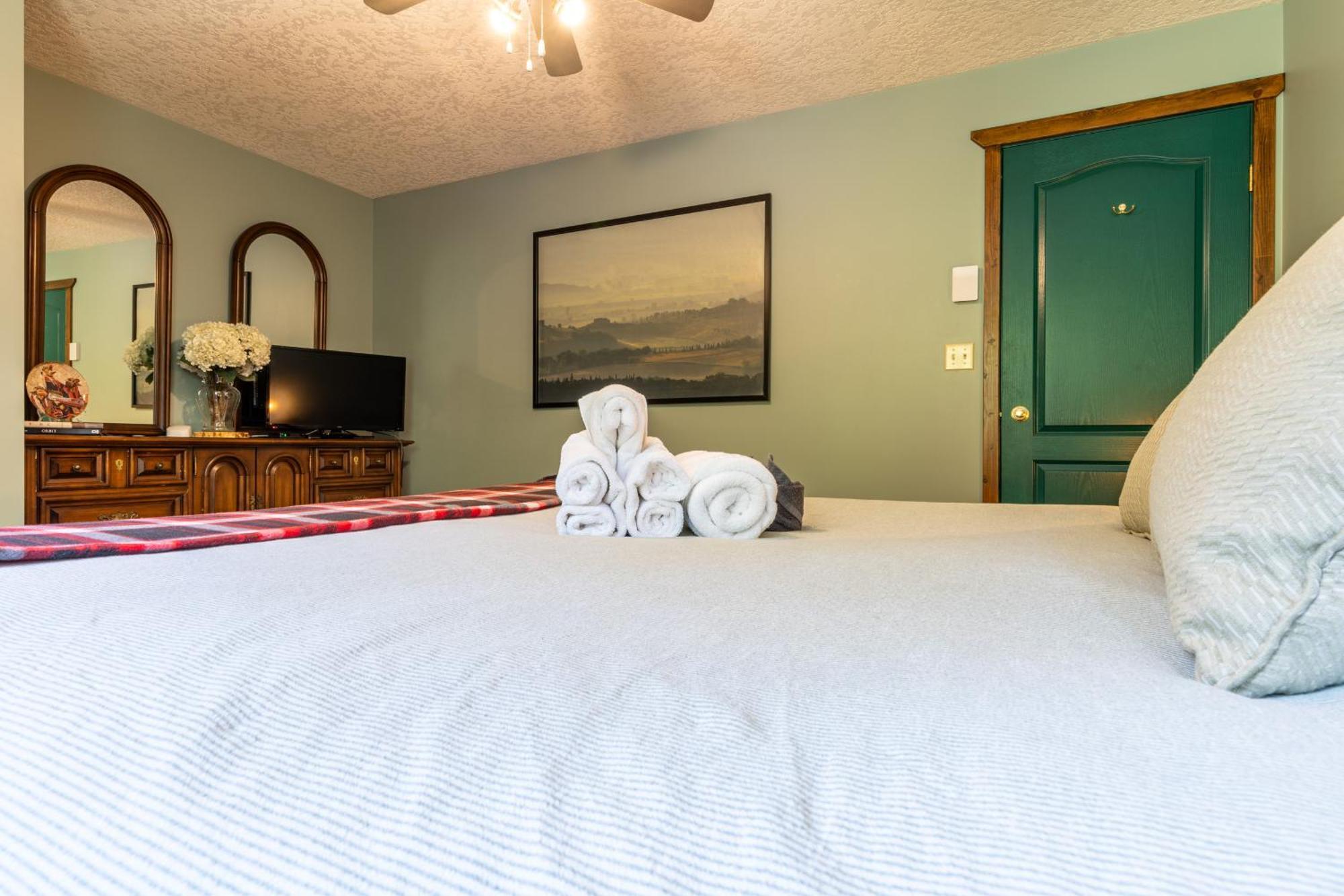 2Mins To Town, Ac & Sauna, Self Check-In, Full Kitchen, Free Laundry & Parking, Family Pet Friendly, Comfortably Sleeps Up To 10 Голдън Екстериор снимка