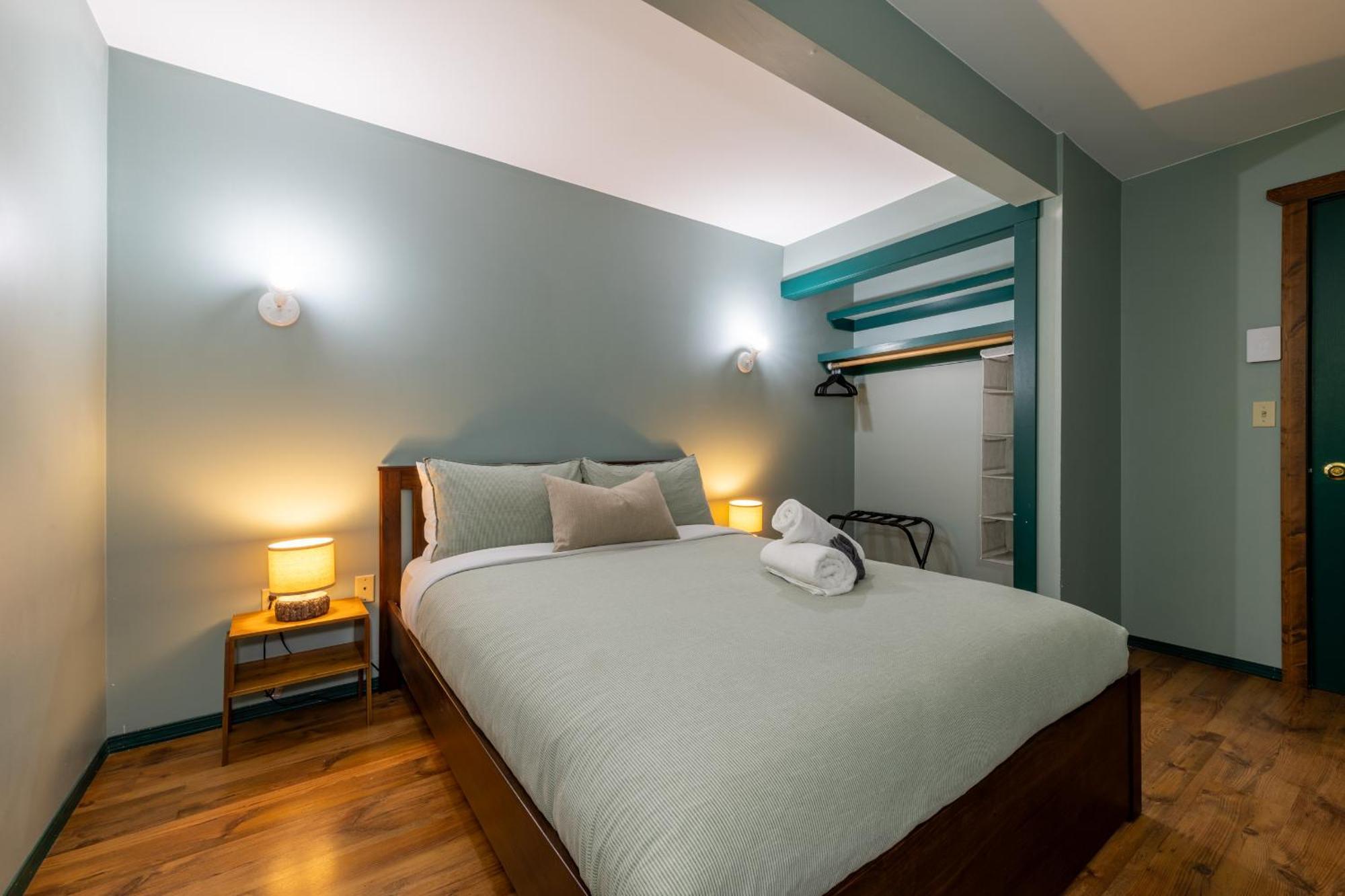 2Mins To Town, Ac & Sauna, Self Check-In, Full Kitchen, Free Laundry & Parking, Family Pet Friendly, Comfortably Sleeps Up To 10 Голдън Екстериор снимка