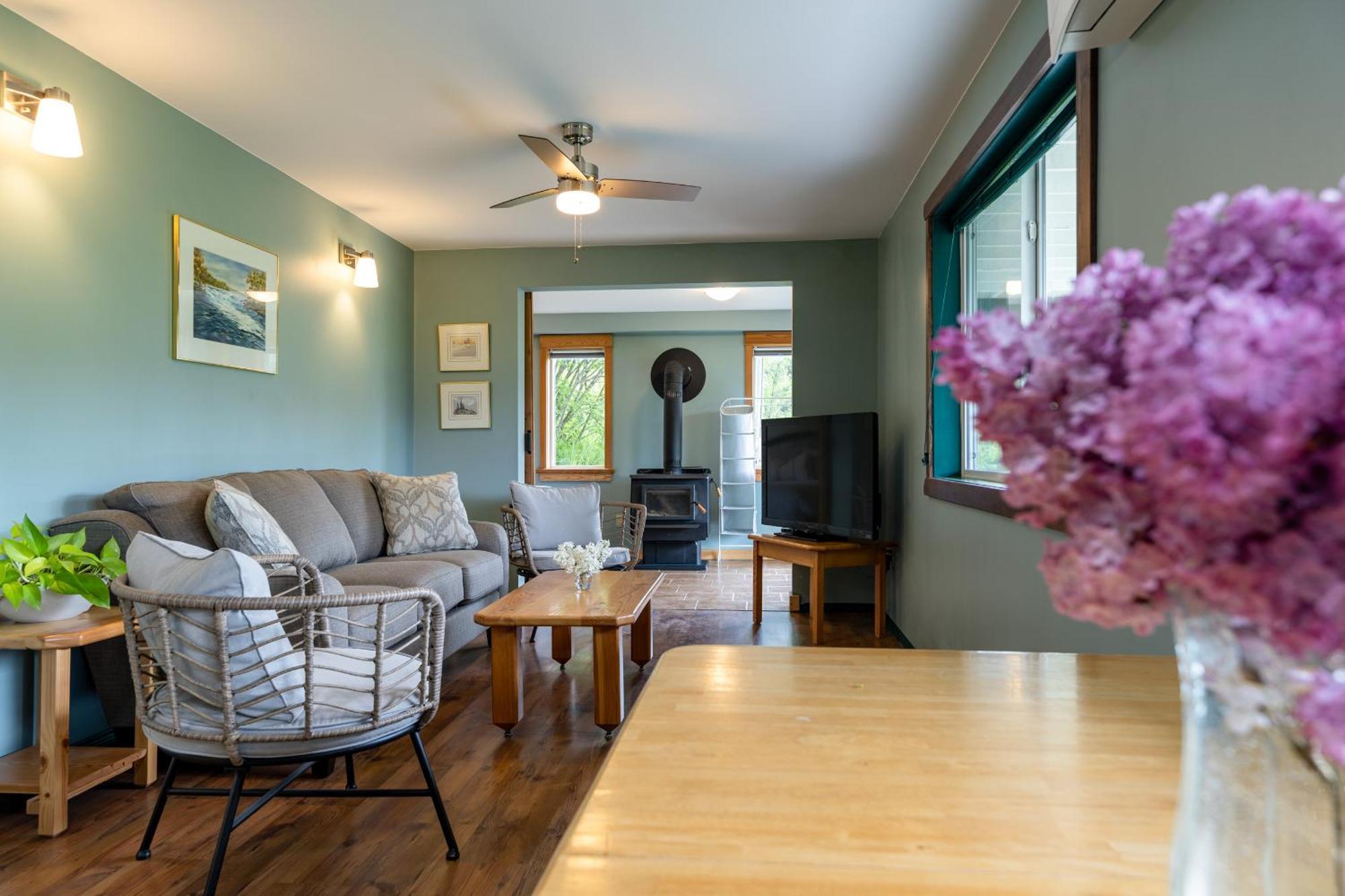 2Mins To Town, Ac & Sauna, Self Check-In, Full Kitchen, Free Laundry & Parking, Family Pet Friendly, Comfortably Sleeps Up To 10 Голдън Екстериор снимка