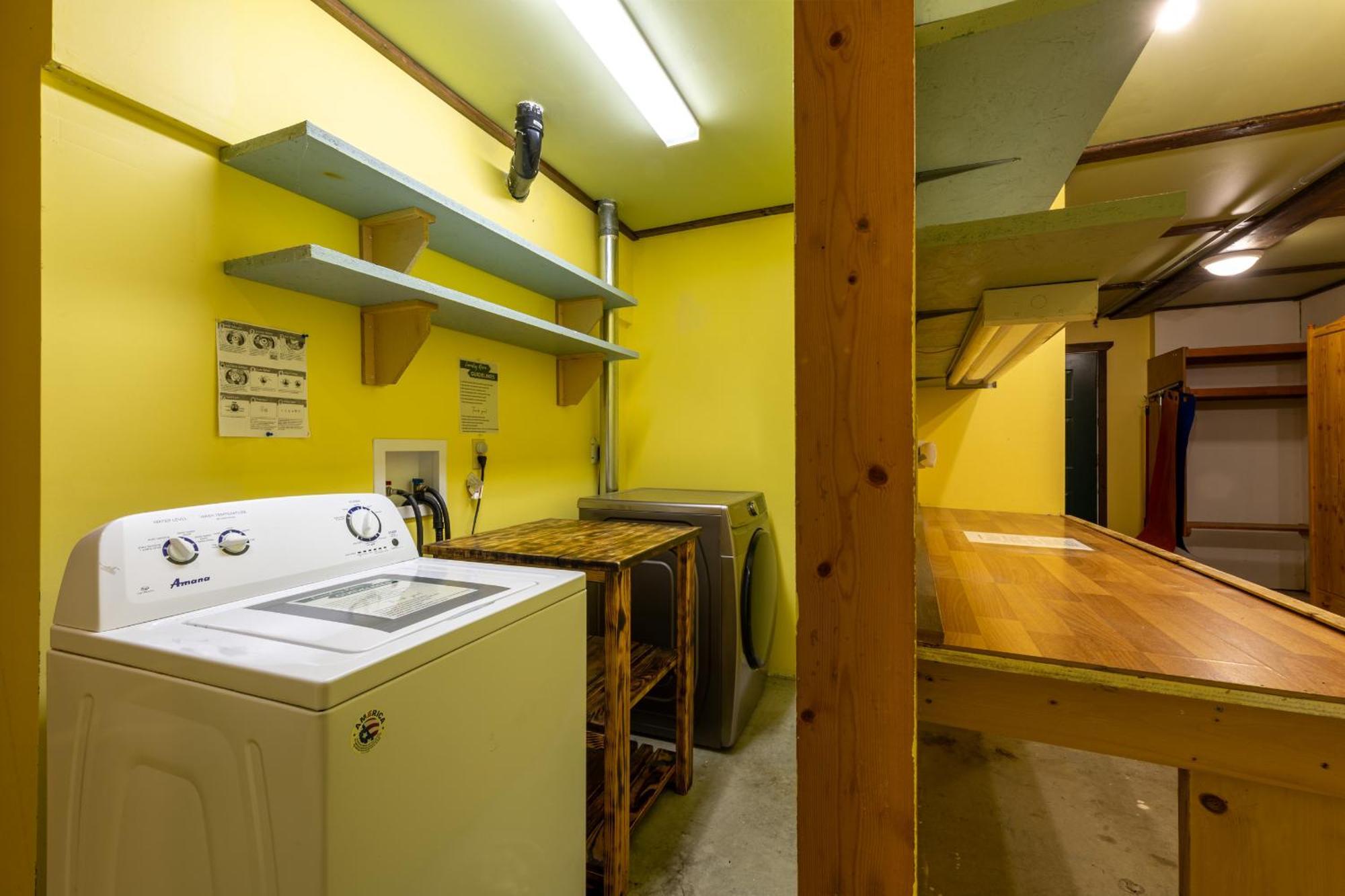 2Mins To Town, Ac & Sauna, Self Check-In, Full Kitchen, Free Laundry & Parking, Family Pet Friendly, Comfortably Sleeps Up To 10 Голдън Екстериор снимка