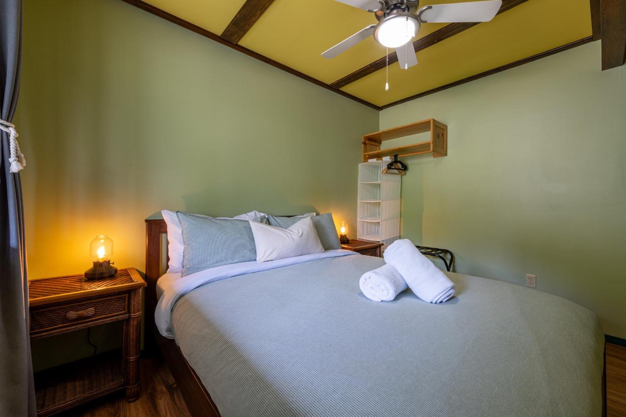 2Mins To Town, Ac & Sauna, Self Check-In, Full Kitchen, Free Laundry & Parking, Family Pet Friendly, Comfortably Sleeps Up To 10 Голдън Екстериор снимка