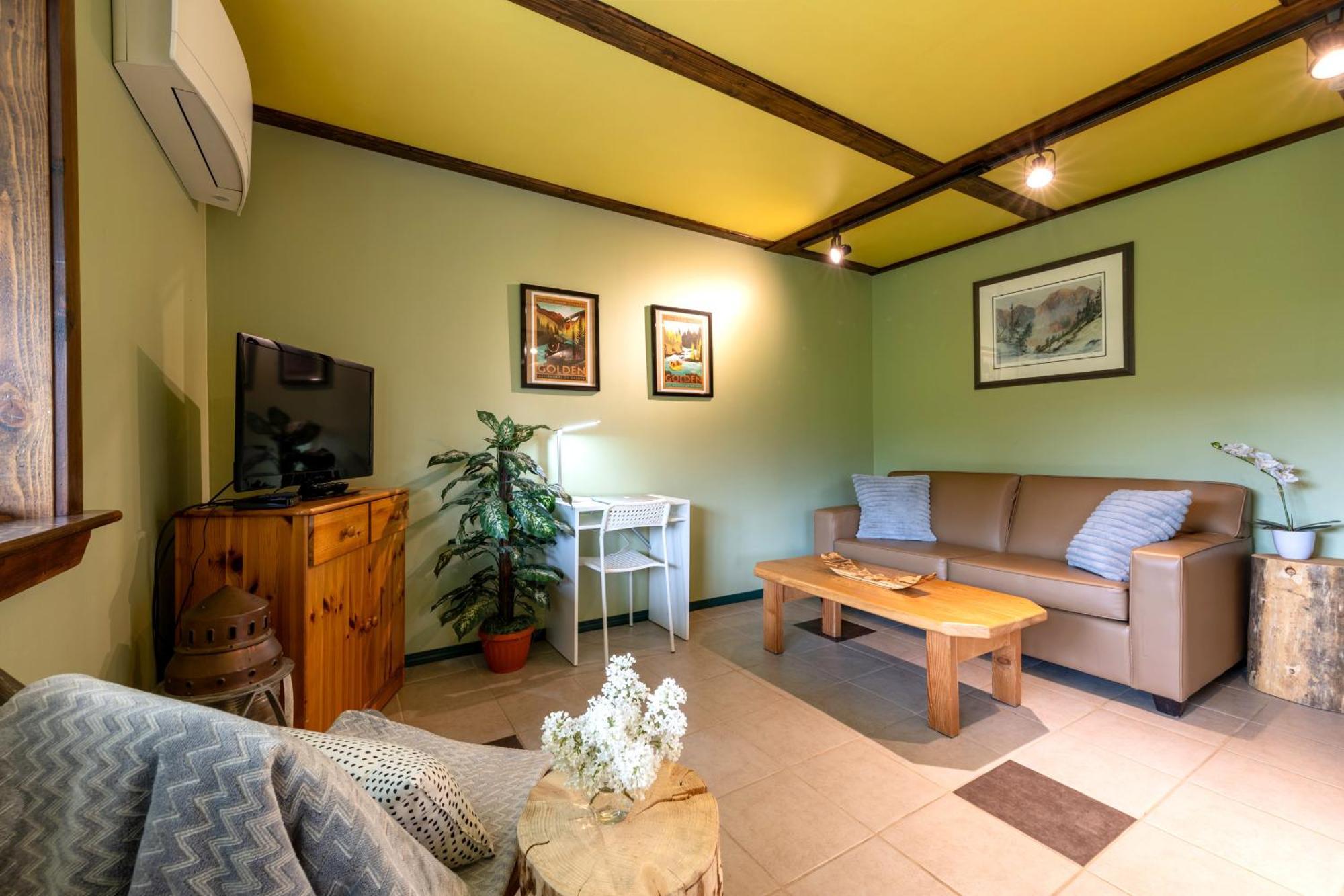 2Mins To Town, Ac & Sauna, Self Check-In, Full Kitchen, Free Laundry & Parking, Family Pet Friendly, Comfortably Sleeps Up To 10 Голдън Екстериор снимка