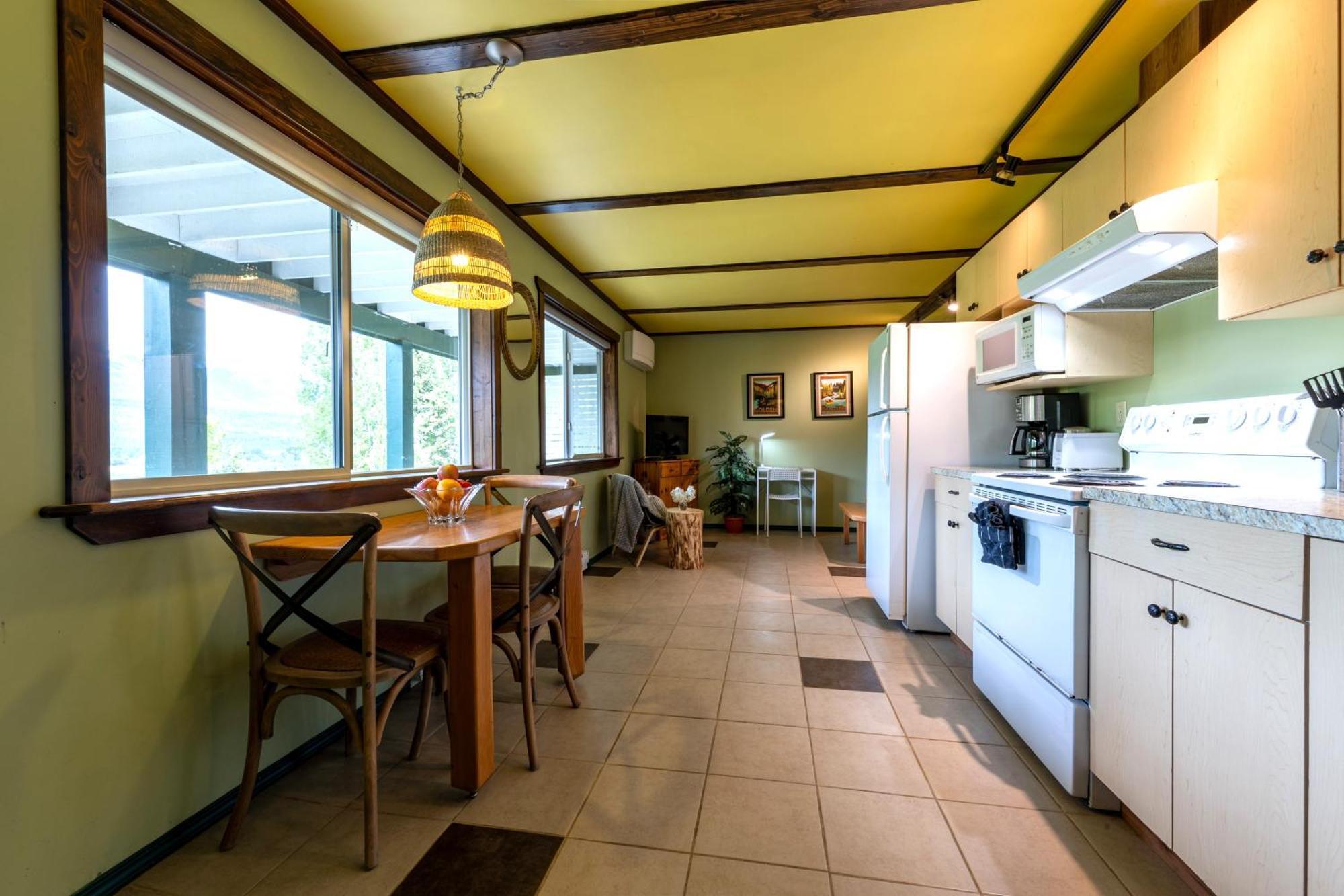 2Mins To Town, Ac & Sauna, Self Check-In, Full Kitchen, Free Laundry & Parking, Family Pet Friendly, Comfortably Sleeps Up To 10 Голдън Екстериор снимка